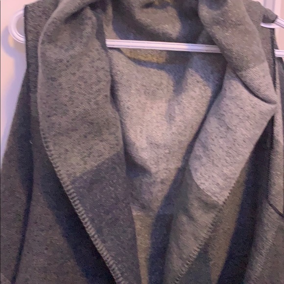 Sleeveless sweater throw! - Picture 2 of 8